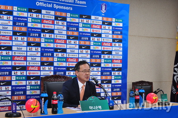 ▲ 울리 슈틸리케 감독선임 관련 기자회견하는 이용수 기술위원장.ⓒ뉴데일리DB