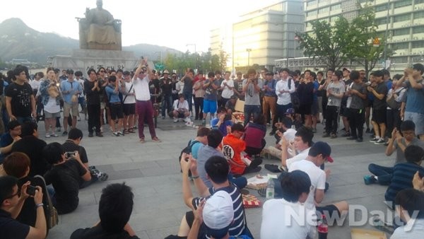 ▲ 일베회원들은 '광화문을 돌려달라'며 단식농성장과 200여미터 떨어진 세종대왕상 앞에서 피자 140여판을 나눠먹은 뒤 쓰레기를 깔끔히 뒷처리하는 모습으로 시민들에게 좋은 인상을 남겼다. ⓒ뉴데일리=유경표 기자