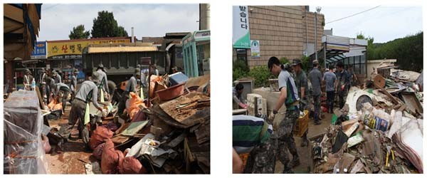 ▲ 지난 8월 25일 집중호우 이후 피해복구작업을 벌이는 군 장병들. 군은 2,500여 명의 병력을 투입해 긴급피해복구작업을 펼쳤다. 군 외에도 경찰, 공무원도 복구작업을 도왔다. [사진: 국방부 제공]