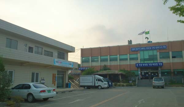 ▲ 집중호우 당시 내덕저수지 붕괴로 1층까지 물에 잠겼었다는 장안면 사무소. [사진: 뉴데일리]