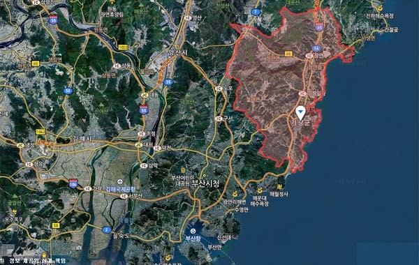 ▲ 8월 25일 집중호우로 가장 큰 피해를 입은 기장군 지역과 낙동강의 위성사진. 좌천마을 등에서 낙동강 동쪽까지의 거리는 21km를 넘는다. [사진: 네이버 지도 캡쳐]