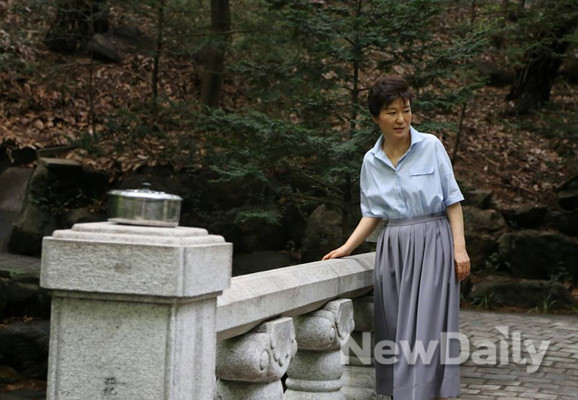▲ 박근혜 대통령은 추석을 맞은 8일 저녁 자신의 페이스북에 “나라경제와 국민 여러분들의 행복을 위해  모두 함께 소원을 빌어 그 꿈이 이루어졌으면 한다”고 적었다. ⓒ 뉴데일리(박근혜 대통령 페이스북)