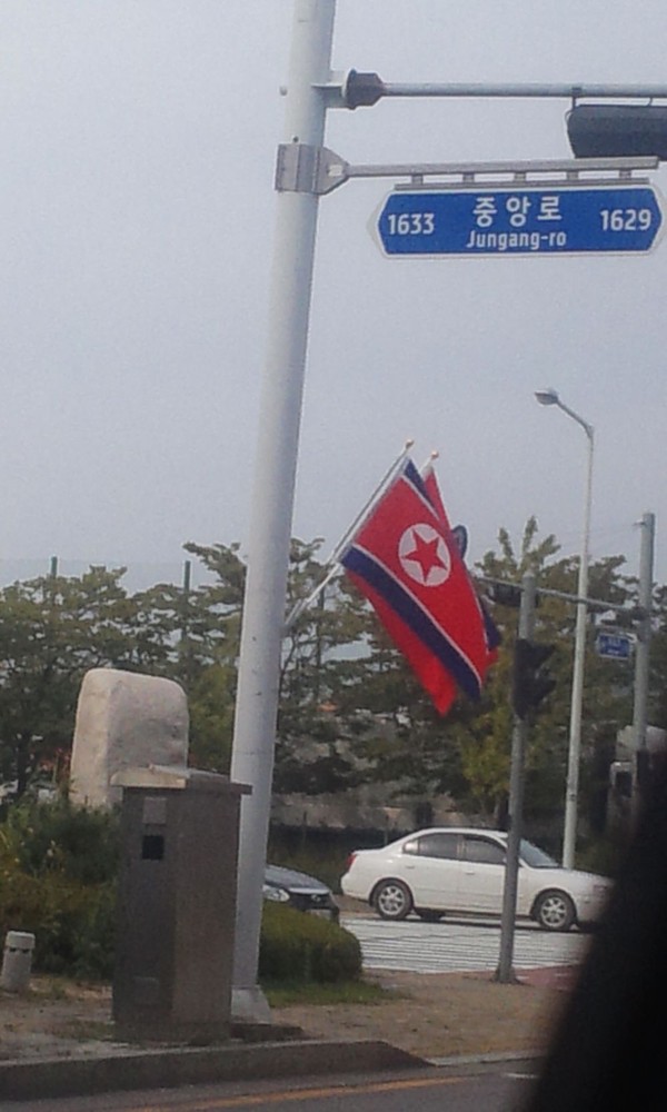 ▲ 고양시에 게양된 인공기 사진이 트위터를 통해 퍼지면서 논란이 일고 있다. ⓒ트위터 캡처 화면