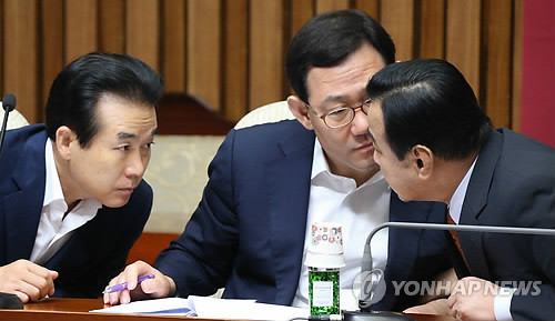 ▲ 새누리당 주호영 정책위의장(가운데)이 이완구 원내대표(오른쪽), 나성린 정책위 수석부의장(왼쪽)과 함께 2일 원내대책회의에서 뭔가를 논의하고 있다. ⓒ연합뉴스DB