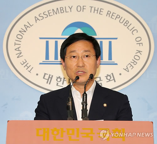 ▲ 박범계 원내대변인이 2일 국회 정론관 기자회견장에서 국회선진화법 헌법소원 시도를 비난하는 발언을 하고 있다. ⓒ연합뉴스DB