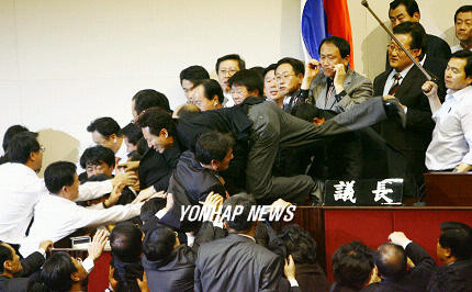 ▲ 2007년 12월에 있었던 국회 본회의장 몸싸움 모습. 박범계 대변인은 국회선진화법으로 인해 이러한 동물국회의 모습이 사라졌다고 평가했다. ⓒ연합뉴스DB
