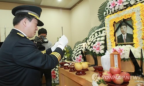 ▲ ▲강신명 경찰청장이 범인 추적중 전복사고로 순직한 고(故) 신종환(51) 전 광주 광산경찰서 경장을 조문하고 유가족들을 위로했다. 사고 당시 두개골 골절상을 입은 신 경장은 14년 투병 생활 중 추석 명절에 끝내 숨졌다.ⓒ 사진 연합뉴스