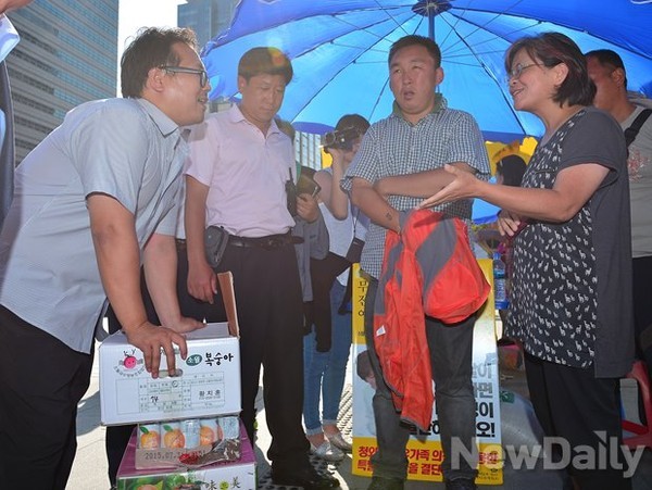 ▲ 대한민국어버이연합을 비롯한 애국단체가 5일 오후 서울 종로구 동아일보사 앞에서, [남과 북 어르신들과 함께 하는 한가위 송편 나눔 행사]를 개최했다. 이날 행사를 주최한 심인섭 어버이연합 회장은 "추석 명절을 맞아 남과 북 어른신과 단원고 유가족 분들과 함께 우리 사회의 따뜻한 온정을 나누기 위한 것"이라고 말했다.ⓒ 뉴데일리DB