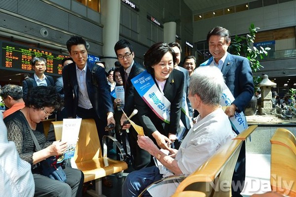 ▲ 새정치민주연합 박영선 국민공감혁신위원장이 지난 5일 용산역을 찾아 귀성 인사 겸 홍보전을 진행하고 있다. ⓒ정재훈 기자