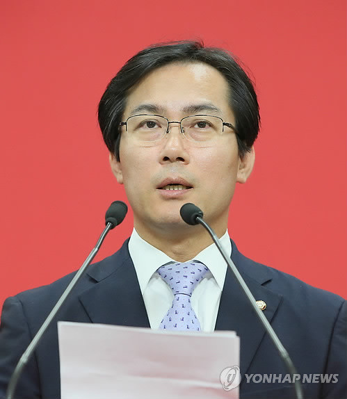 ▲ 새누리당 김영우 수석대변인이 10일 서울 여의도 당사에서 민생법안 분리처리, 남북관계 등에 대해 현안 브리핑하고 있다. ⓒ연합뉴스