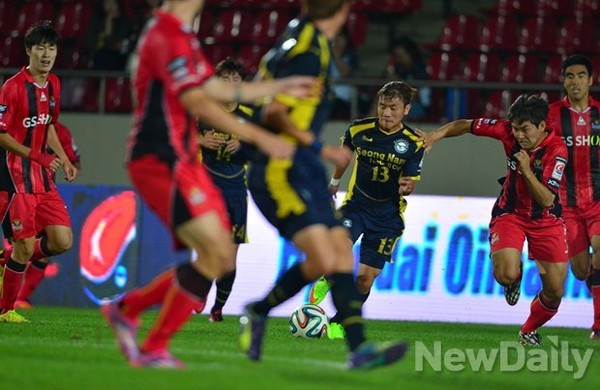 ▲ 성남과 서울의 대결이 펼쳐지고 있는 탄천종합운동장.ⓒ뉴데일리 정상윤 기자