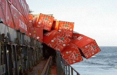 ▲ 고박 풀려 파손된 컨테이너 모습.ⓒ해양수산부