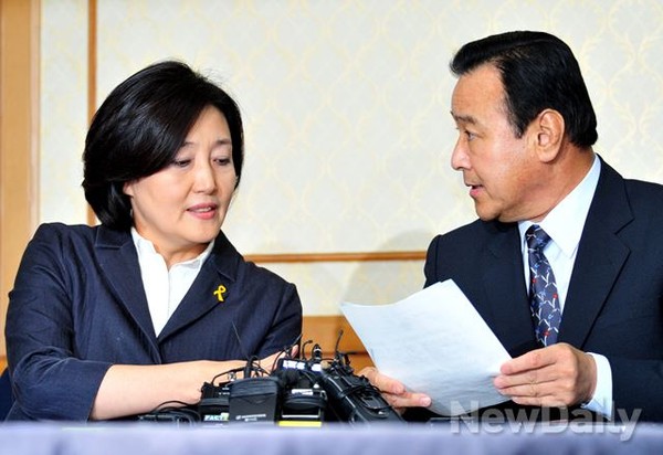 ▲ 지난달 19일 새누리당 이완구 원내대표와 세월호 특별법 관련 재합의안을 마련하고 있는 박영선 위원장의 모습. ⓒ이종현 기자