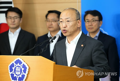 ▲ 문형표 보건복지부장관이 11일 오전 서울 세종로 정부서울청사에서 담뱃값(담뱃세) 인상안을 포함한 종합적인 금연대책을 공식 발표하고 있다. 이날 정부는 담뱃세를 지금보다 2천원 올려 현재 2천500원인 담뱃값(담뱃세 포함)을 4천500원으로 인상하는 방안을 추진한다고 밝혔다. ⓒ연합뉴스