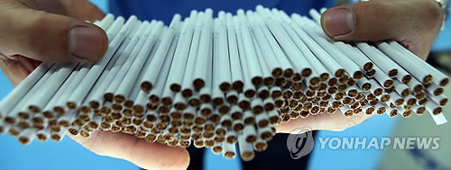 ▲ 정부가 담뱃값을 2천원 인상하는 것을 포함해 종합금연대책을 발표한 11일 대전에 있는 한국담배인삼공사 신탄진공장 직원들이 담배를 제조·포장하고 있다. ⓒ연합뉴스