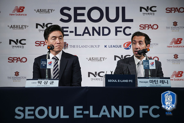 ▲ 박상균 (주)이랜드스포츠 대표이사와 마틴 레니 서울 이랜드 FC 초대 감독(오른쪽).ⓒ대한축구협회