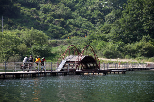 ▲ 4대강 사업을 통해 아름답게 정비된 강원도 화천 인근의 자전거길. 4대강 사업을 통해 자전거길이 전국적으로 조성됨으로써 우리나라의 바이크 레저에 신기원을 이룩했다는 평가를 받고 있다. ⓒ뉴데일리DB