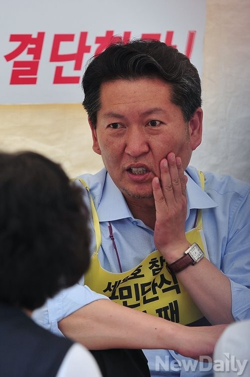 ▲ 광화문 떼단식 현장에 함께 하고 있는 새정치민주연합 정청래 의원. ⓒ정재훈 기자