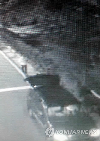 ▲ 지난달 26일 오전 2시40분께 유흥업소 사장 A(52)씨 등 3명이 경기도 안산시 단원구 안산시민광장(25시 광장)에서 승합차 한 대를 빌려 광장 주변에 걸려 있는 현수막을 떼어내고 있다.  경찰은 A씨 등 3명을 재물손괴 혐의로 불구속 입건했다.ⓒ 사진 연합뉴스