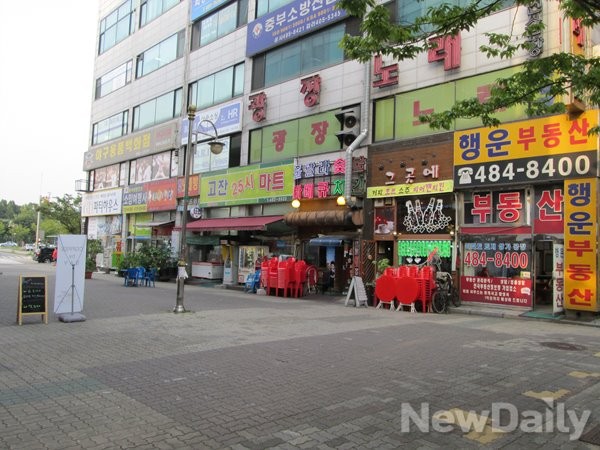 ▲ 11일 오후, 경기 안산시내 한 상가. 오가는 사람을 찾기 힘들 정도로 한산한 모습이다.ⓒ 유경표 기자