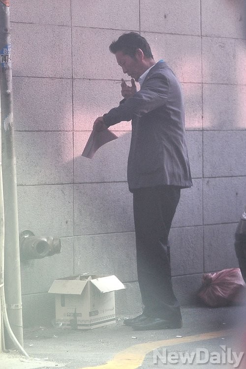 ▲ 차량 밖으로 나온 정 의원의 손엔 담배가 들려 있다. ⓒ뉴데일리