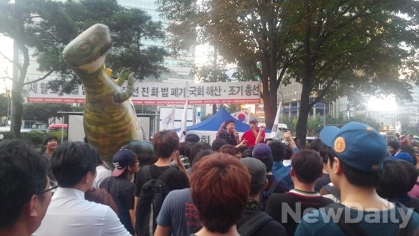 ▲ 청계천광장 부근 동아일보 앞에서 6일 애국시민단체와 일베회원들이 애국가를 제창하는 등 퍼포먼스를 벌였다. ⓒ뉴데일리=유경표 기자