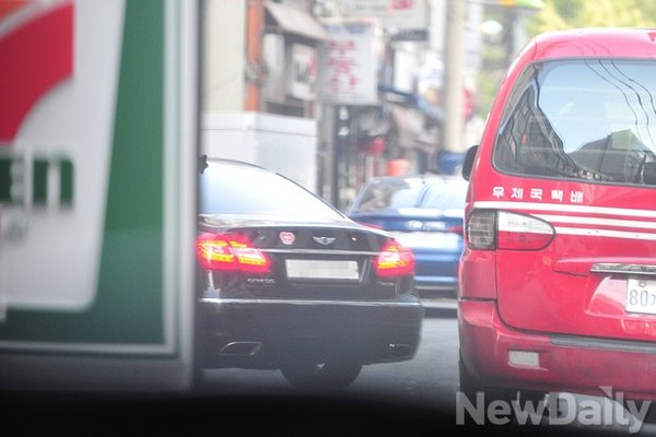 ▲ 11일 오전 6시 50분 광화문 뒷골목에 정차한 카니발 차량.   ⓒ뉴데일리