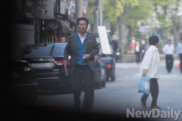 ▲ 차량 밖으로 나온 정 의원의 손엔 담배가 들려 있다. ⓒ뉴데일리