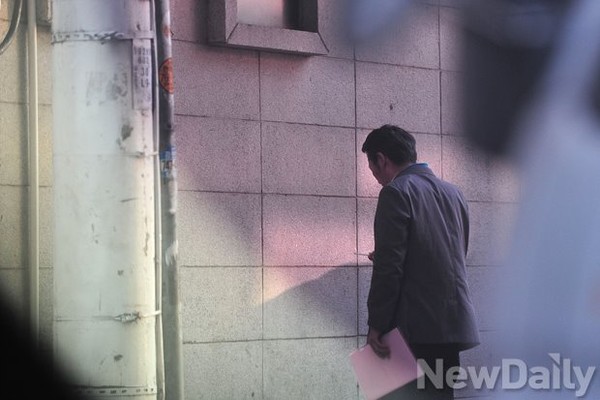 ▲ 차량 밖으로 나온 정 의원의 손엔 담배가 들려 있다. ⓒ뉴데일리