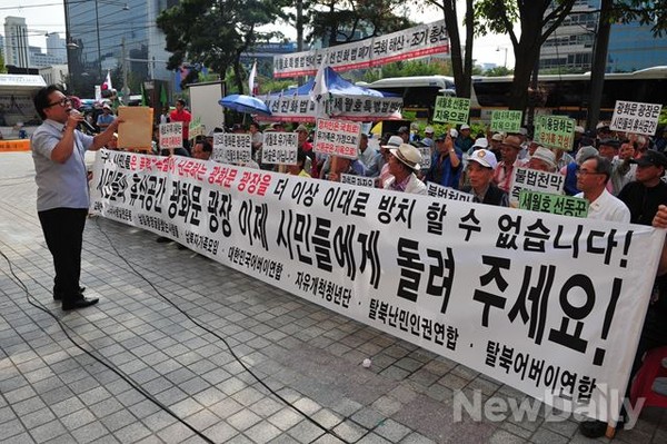 ▲ 어버이연합을 비롯한 시민사회단체가 11일 오후 3시, 서울 광화문광장 동아일보사 앞에서, 세월호 농성 중단을 촉구하는 집회를 열고 있다.ⓒ 뉴데일리DB