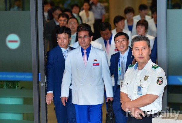 인천공항을 통해 입국하는 북한 선수단 선발대.ⓒ정상윤 기자