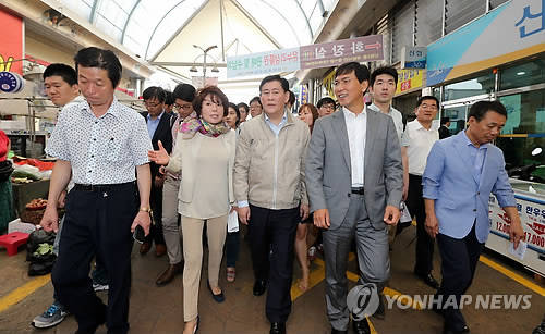 ▲ 재래시장 둘러보는 최경환 경제부총리 겸 기획재정부 장관.ⓒ연합뉴스