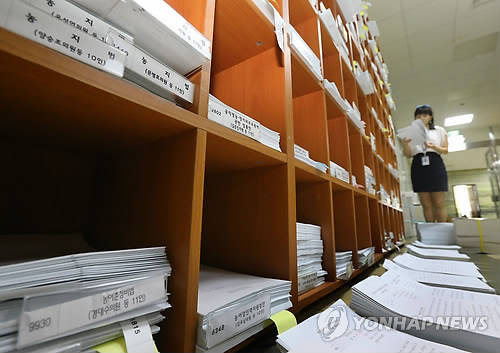 ▲ 국회 한 상임위 앞에 쌓인 각종 법안들.ⓒ연합뉴스