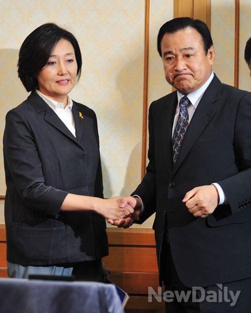 ▲ ▲ 여야 원내대표가 국회 정상화의 발목을 잡고 있는 세월호 특별법 처리를 위해 이번 주말에 다시 만날 예정이다. 이완구 새누리당 원내대표(오른쪽) 박영선 새정치민주연합 원내대표(왼쪽) ⓒ이종현 기자