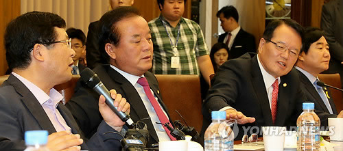 ▲ 12일 국회의장단-상임위원장단 연석회의에서 설훈 교문위원장(왼쪽)이 막말을 쏟아내기 시작하자 당황한 정의화 국회의장(가운데 오른쪽)이 오른손을 들어 제지하려 하고 있다. ⓒ연합뉴스DB