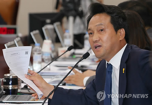 ▲ 황우여 교육부장관 후보자 인사청문회에서 새정치연합 안민석 의원이 후보자 검증과 전혀 무관한 산케이신문 보도 건을 언급하고 있다. 교문위원장인 설훈 의원은 이를 전혀 제지하려 하지 않았다. ⓒ연합뉴스DB