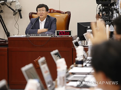 ▲ 설훈 교문위원장이 안민석 의원의 발언을 경청하고 있다. ⓒ연합뉴스DB