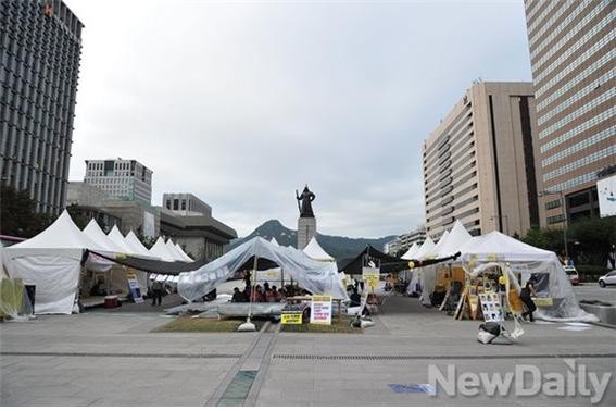 ▲ 세월호 유가족들과 좌파단체들이 광화문광장을 '무단점거' 하며 농성을 이어가고 있다.ⓒ 뉴데일리=정재훈 기자