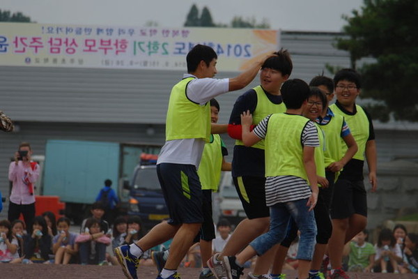 ▲ 이근호 선수가 상주초등학교 학생들과 친선경기를 가졌다.ⓒ상주 상무