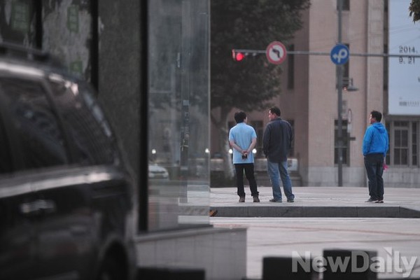 ▲ 할리스 광화문점의 내부 계단 모습(1층 문 앞). 3층 흡연실로 가려면 이 가파른 계단을 거듭 올라가야 한다.