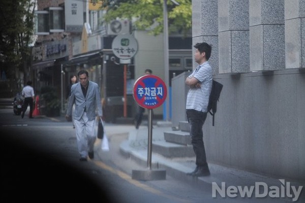 ▲ 할리스 광화문점의 내부 계단 모습(1층 문 앞). 3층 흡연실로 가려면 이 가파른 계단을 거듭 올라가야 한다.