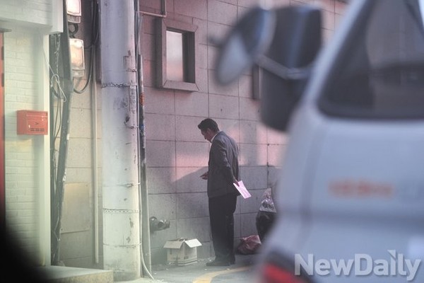 ▲ 할리스 광화문점의 내부 계단 모습(1층 문 앞). 3층 흡연실로 가려면 이 가파른 계단을 거듭 올라가야 한다.