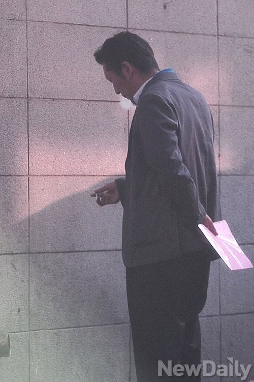 ▲ 할리스 광화문점의 내부 계단 모습(1층 문 앞). 3층 흡연실로 가려면 이 가파른 계단을 거듭 올라가야 한다.