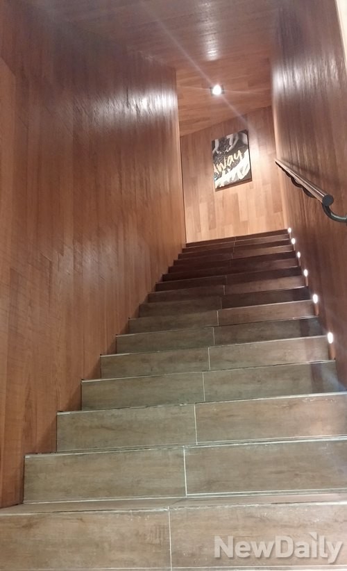 ▲ 할리스 광화문점의 내부 계단 모습(1층 문 앞). 3층 흡연실로 가려면 이 가파른 계단을 거듭 올라가야 한다.
