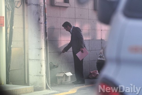 ▲ 할리스 광화문점의 내부 계단 모습(1층 문 앞). 3층 흡연실로 가려면 이 가파른 계단을 거듭 올라가야 한다.