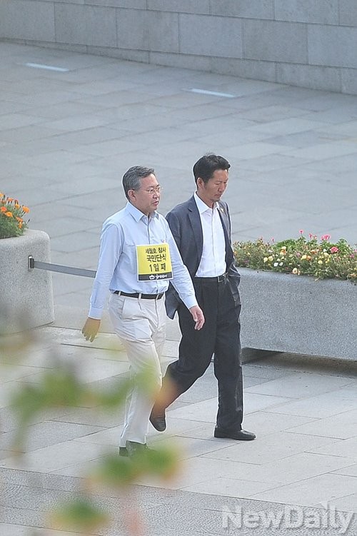 ▲ 할리스 광화문점의 내부 계단 모습(1층 문 앞). 3층 흡연실로 가려면 이 가파른 계단을 거듭 올라가야 한다.