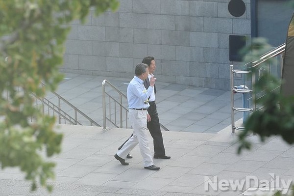 ▲ 할리스 광화문점의 내부 계단 모습(1층 문 앞). 3층 흡연실로 가려면 이 가파른 계단을 거듭 올라가야 한다.