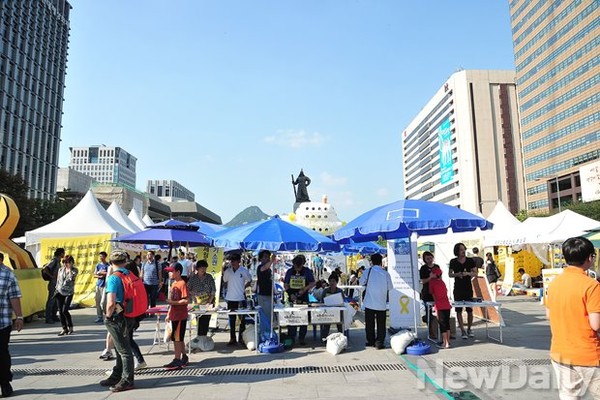 ▲ 할리스 광화문점의 내부 계단 모습(1층 문 앞). 3층 흡연실로 가려면 이 가파른 계단을 거듭 올라가야 한다.