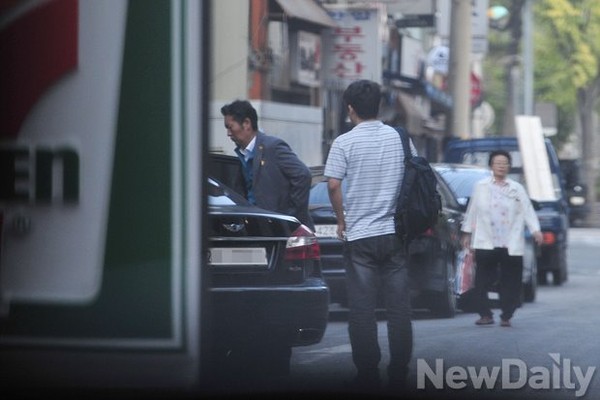 ▲ 할리스 광화문점의 내부 계단 모습(1층 문 앞). 3층 흡연실로 가려면 이 가파른 계단을 거듭 올라가야 한다.