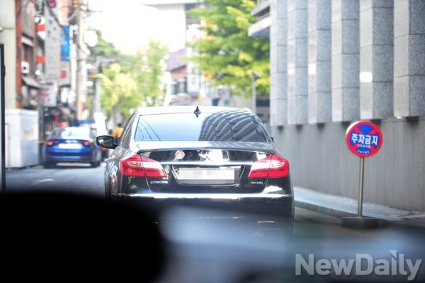 ▲ 할리스 광화문점의 내부 계단 모습(1층 문 앞). 3층 흡연실로 가려면 이 가파른 계단을 거듭 올라가야 한다.
